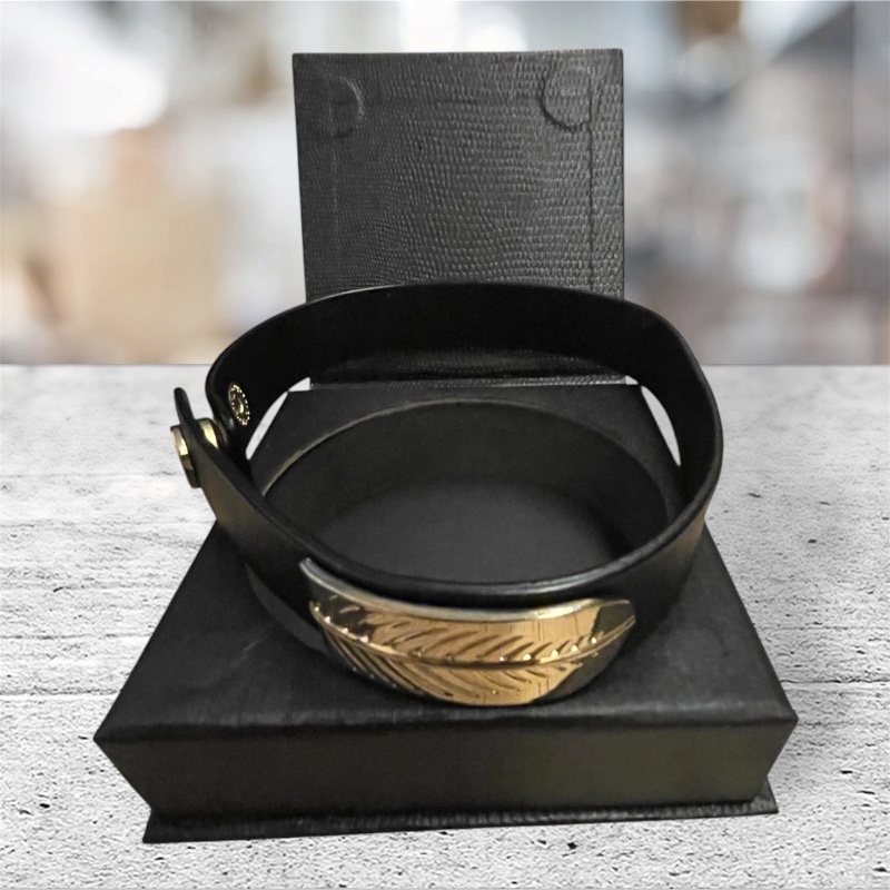 『精品 Armani Exchange』有黑色小牛皮脛環/鍍金屬葉片裝飾/長度38公分二段logo鈕扣可調鬆緊/ 久置未使-17