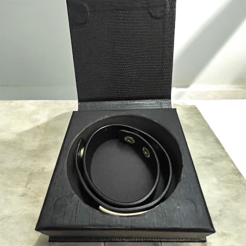 『精品 Armani Exchange』有黑色小牛皮脛環/鍍金屬葉片裝飾/長度38公分二段logo鈕扣可調鬆緊/ 久置未使-18