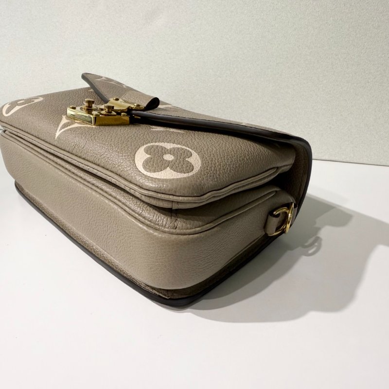 LV斑鳩灰牛皮金釦橫版郵差包M23081-6