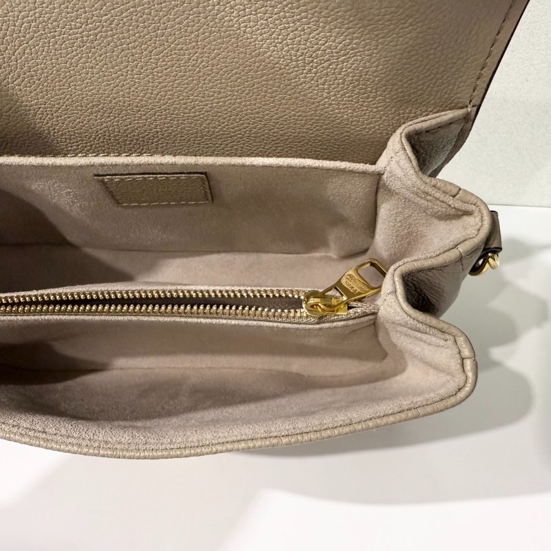 LV斑鳩灰牛皮金釦橫版郵差包M23081-13