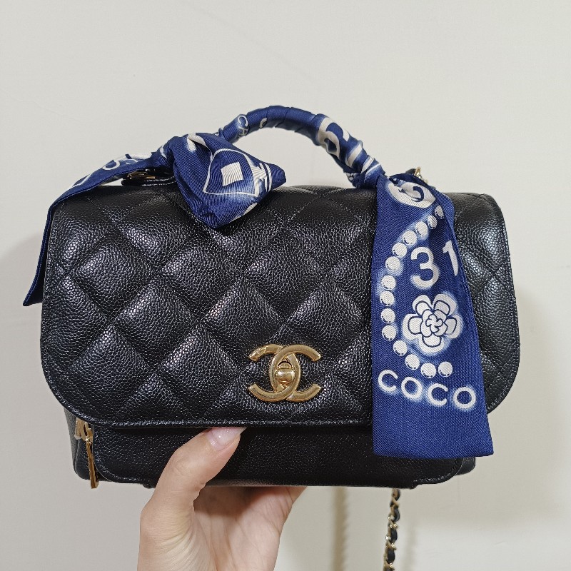 Chanel 郵差包 ，內裡也是皮革款（送照片上的香奈兒絲巾，原價也要7千以上ㄟ）-0