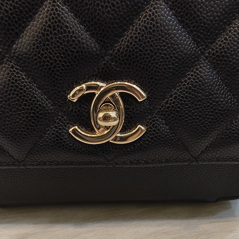 Chanel 郵差包 ，內裡也是皮革款（送照片上的香奈兒絲巾，原價也要7千以上ㄟ）-1