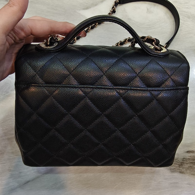 Chanel 郵差包 ，內裡也是皮革款（送照片上的香奈兒絲巾，原價也要7千以上ㄟ）-2