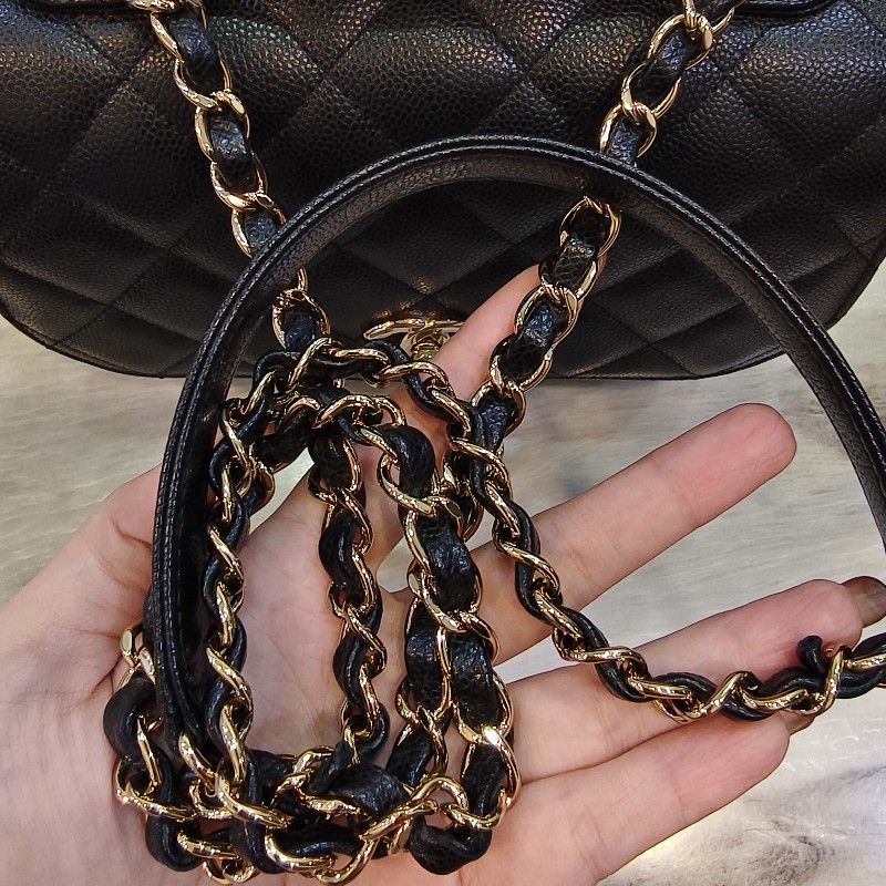 Chanel 郵差包 ，內裡也是皮革款（送照片上的香奈兒絲巾，原價也要7千以上ㄟ）-11