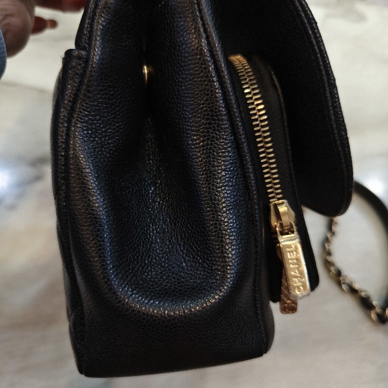 Chanel 郵差包 ，內裡也是皮革款（送照片上的香奈兒絲巾，原價也要7千以上ㄟ）-14