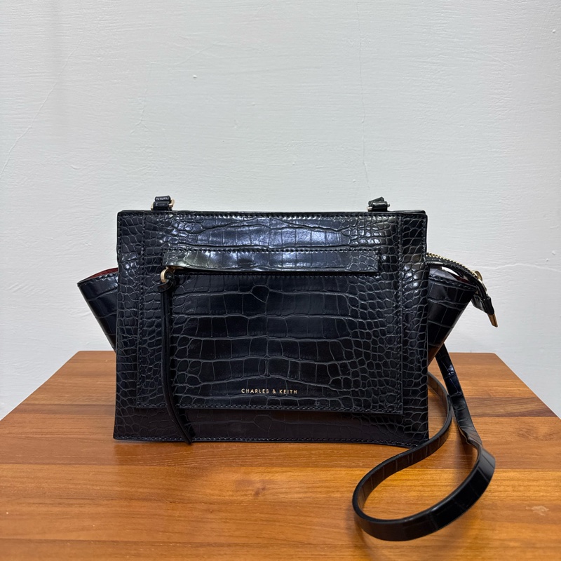 CHARLES & KEITH 黑色鱷魚皮革紋理側背包-0