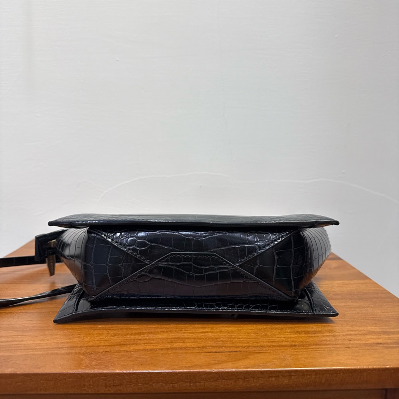 CHARLES & KEITH 黑色鱷魚皮革紋理側背包-2