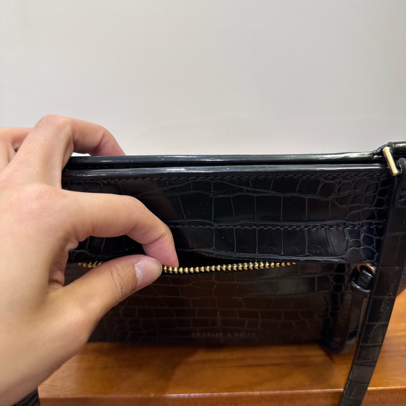 CHARLES & KEITH 黑色鱷魚皮革紋理側背包-4