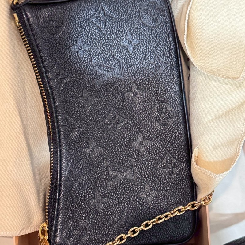 LOUIS VUITTON LV 黑 壓花皮革金鍊肩背/斜背包 隨身包 M80349｜95成新(誠可議價)-0