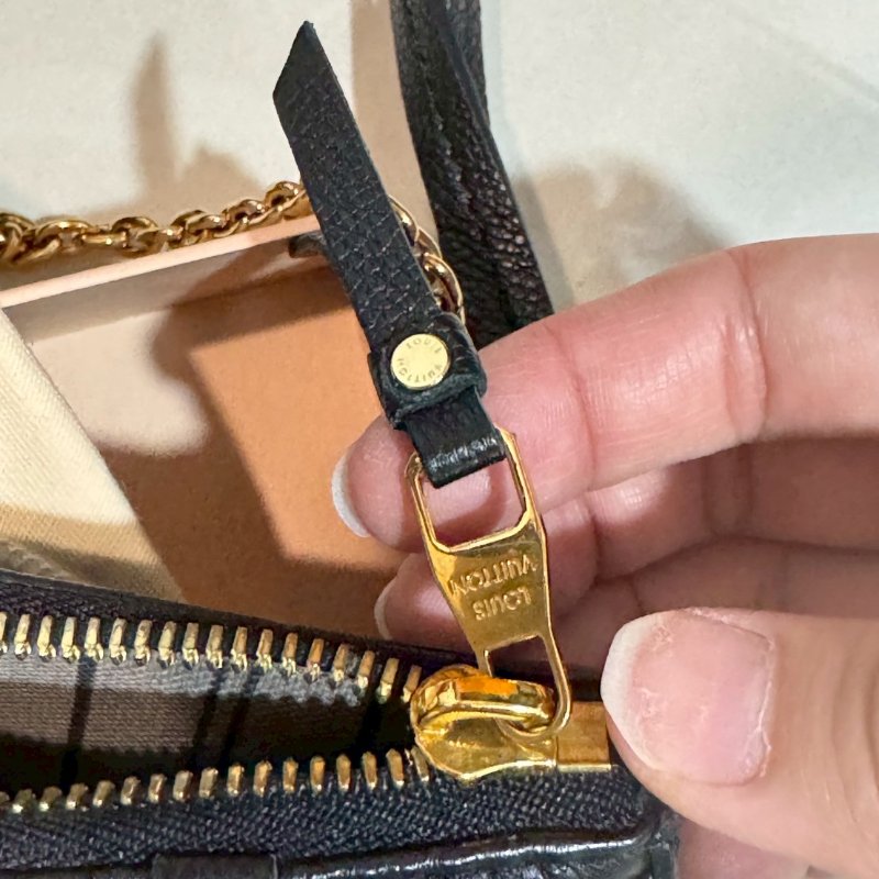 LOUIS VUITTON LV 黑 壓花皮革金鍊肩背/斜背包 隨身包 M80349｜95成新(誠可議價)-8