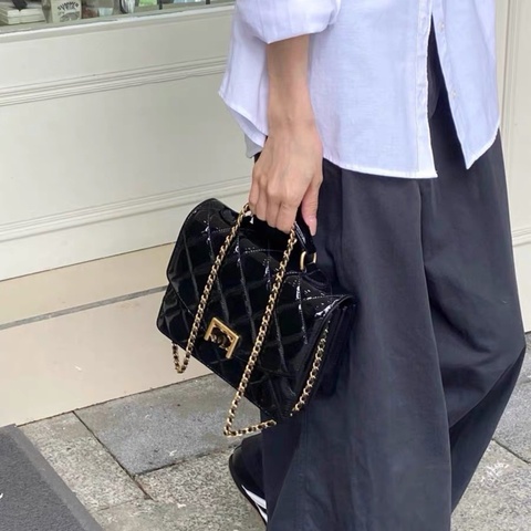 Chanel 香奈兒 22K 漆皮黑金郵差包 晶片款 經典中又有設計風格😻