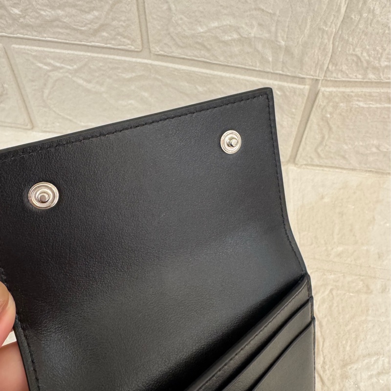 celine黑皮革三折短夾-9