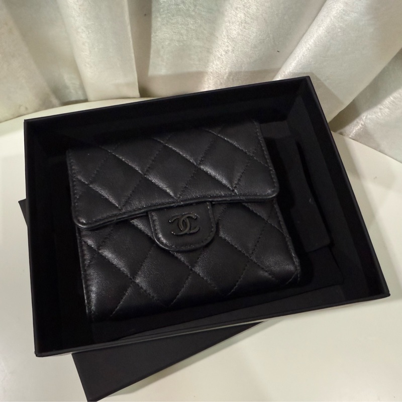 香奈兒 So Black 全黑三折短夾錢包🖤甜甜價售台灣購證-0