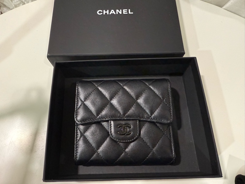 香奈兒 So Black 全黑三折短夾錢包🖤甜甜價售台灣購證-1