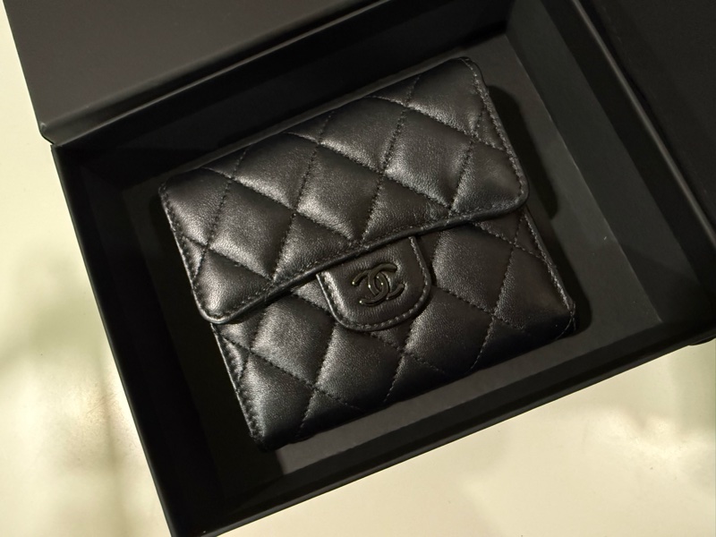 香奈兒 So Black 全黑三折短夾錢包🖤甜甜價售台灣購證-2