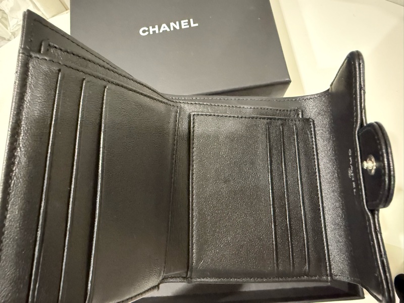 香奈兒 So Black 全黑三折短夾錢包🖤甜甜價售台灣購證-6