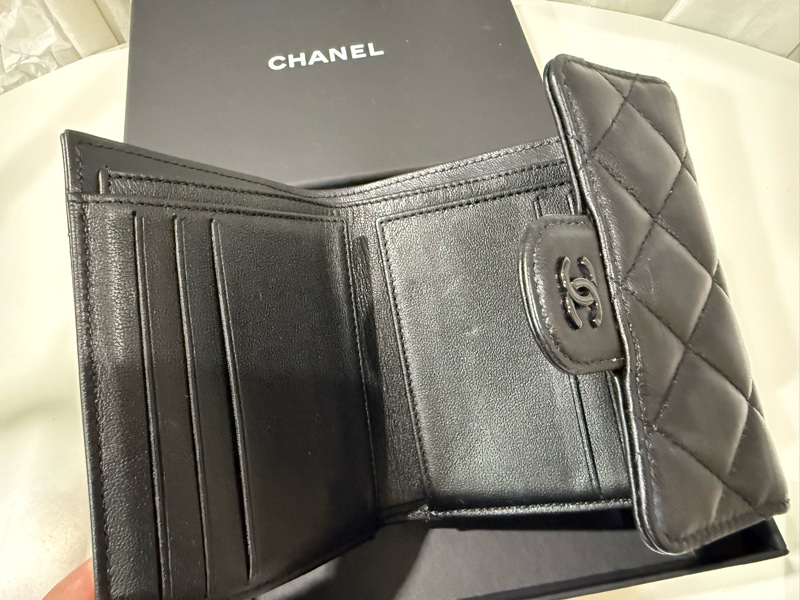 香奈兒 So Black 全黑三折短夾錢包🖤甜甜價售台灣購證-7