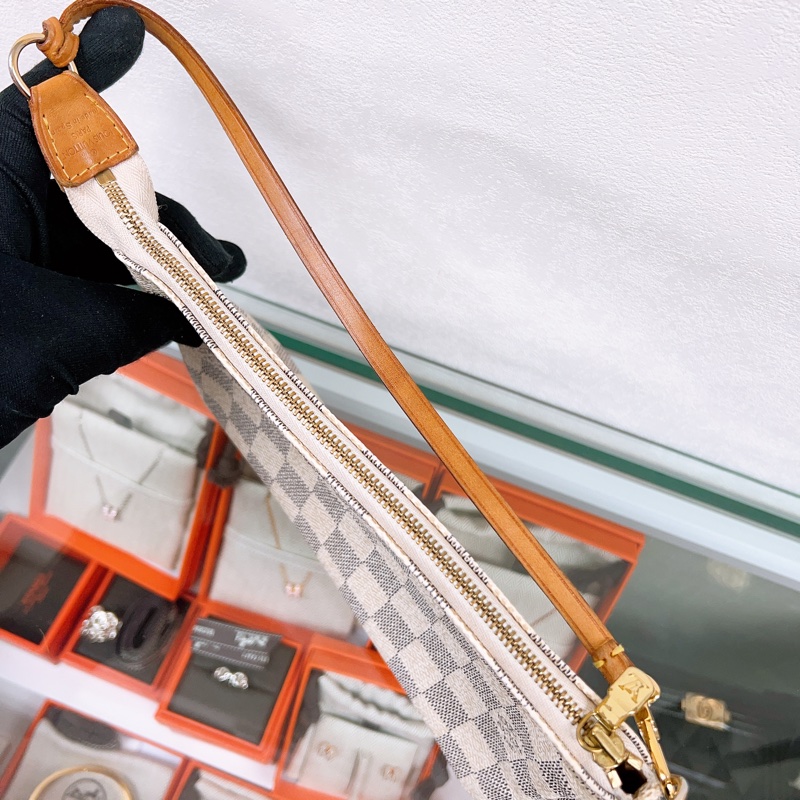 Lv pochette 中古白色棋盤大麻將包-10