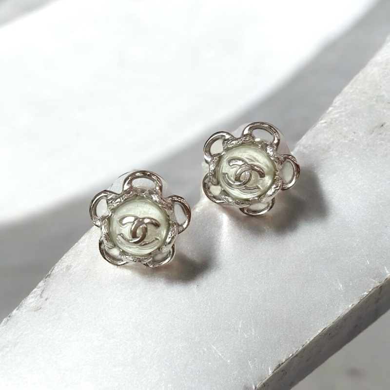 莉亞精品♡Chanel 24B 琉璃珠雙C花花耳針 銀色 近新閒置品-0