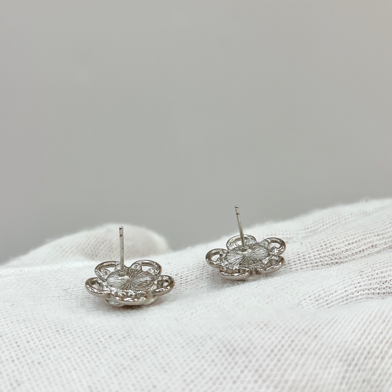 莉亞精品♡Chanel 24B 琉璃珠雙C花花耳針 銀色 近新閒置品-12