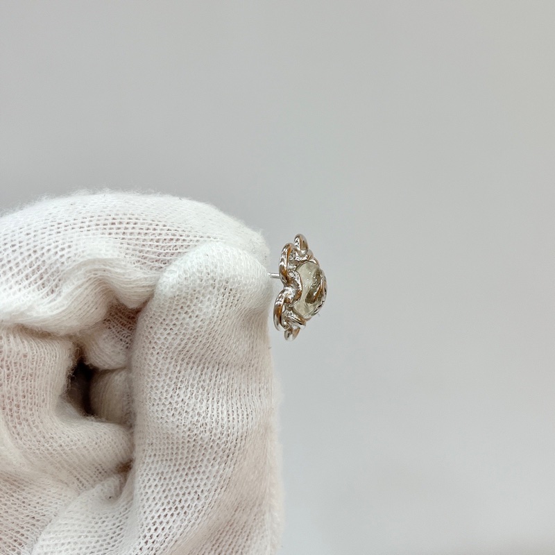 莉亞精品♡Chanel 24B 琉璃珠雙C花花耳針 銀色 近新閒置品-13