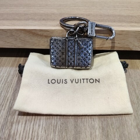 LV M62717 銀色金屬 老花字紋原花 鑰匙圈 吊飾 掛飾 原花 拉鍊 公事包 手提包 擺飾 擺件 keychain 全新