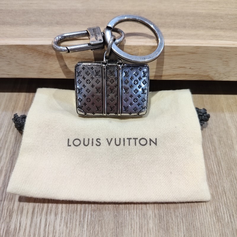 LV M62717 銀色金屬 老花字紋原花 鑰匙圈 吊飾 掛飾 原花 拉鍊 公事包 手提包 擺飾 擺件 keychain 全新-1