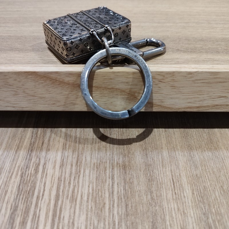 LV M62717 銀色金屬 老花字紋原花 鑰匙圈 吊飾 掛飾 原花 拉鍊 公事包 手提包 擺飾 擺件 keychain 全新-2