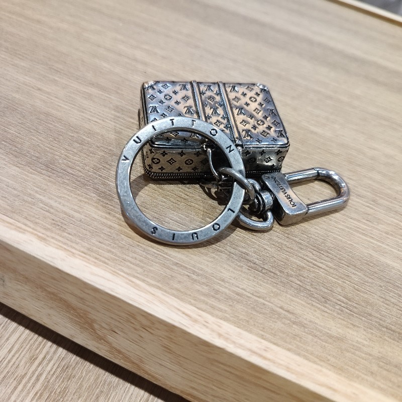 LV M62717 銀色金屬 老花字紋原花 鑰匙圈 吊飾 掛飾 原花 拉鍊 公事包 手提包 擺飾 擺件 keychain 全新-3