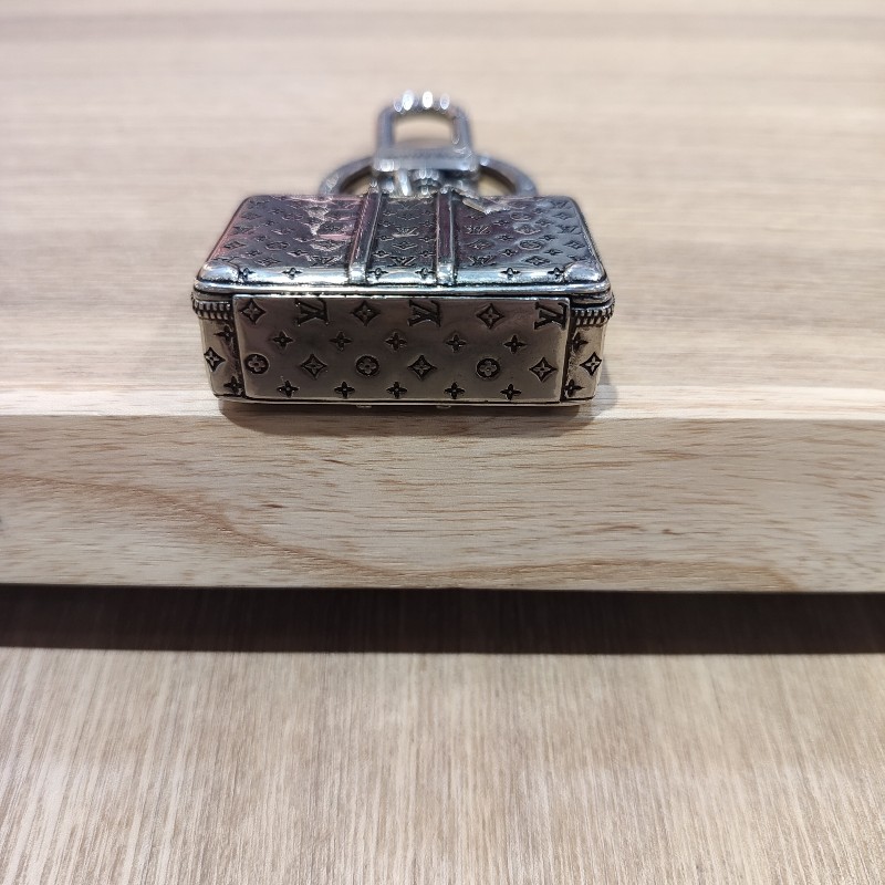 LV M62717 銀色金屬 老花字紋原花 鑰匙圈 吊飾 掛飾 原花 拉鍊 公事包 手提包 擺飾 擺件 keychain 全新-4