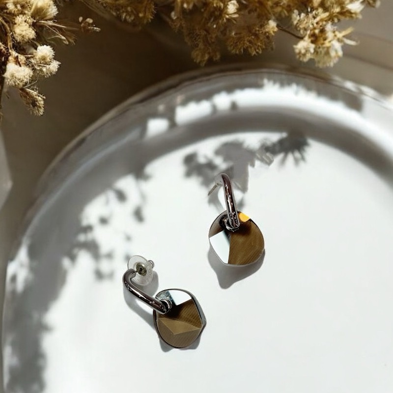莉亞精品♡Swarovski 黑石耳針 全新閒置品-0