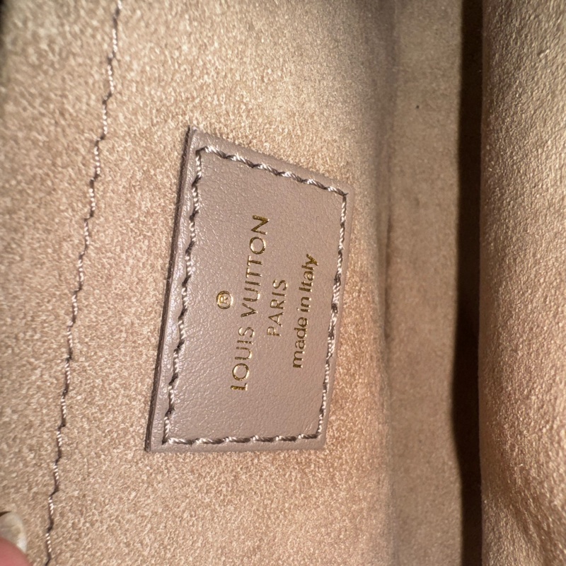 【Louis Vuitton / LV】New Wave PM 縫線牛皮翻蓋二用包-19