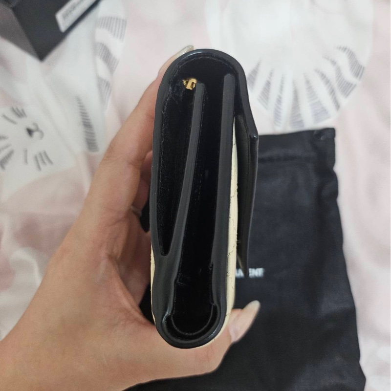 YSL Gaby絎縫小羊皮小型信封三折短夾-8