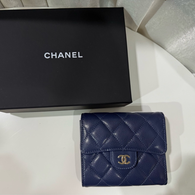 全新🤍CHANEL 經典口蓋三折短夾皮夾🩵海軍藍季節限定-0