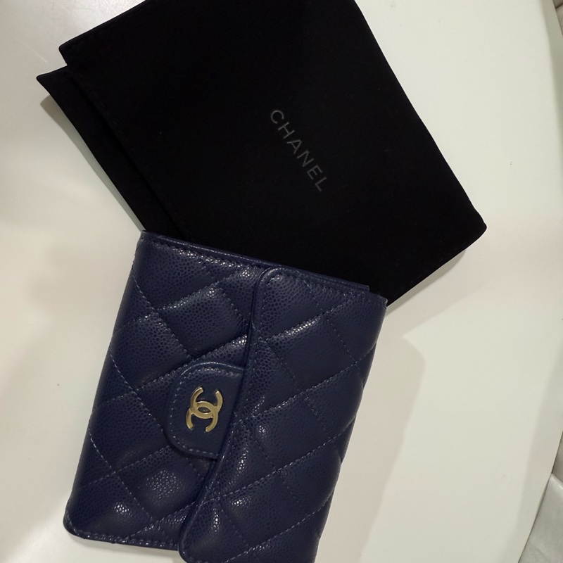 全新🤍CHANEL 經典口蓋三折短夾皮夾🩵海軍藍季節限定-5