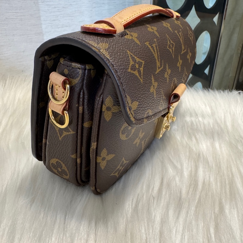 LV Pochette Metis East West 老花金釦小郵差包 手提肩斜背 晶片款-2