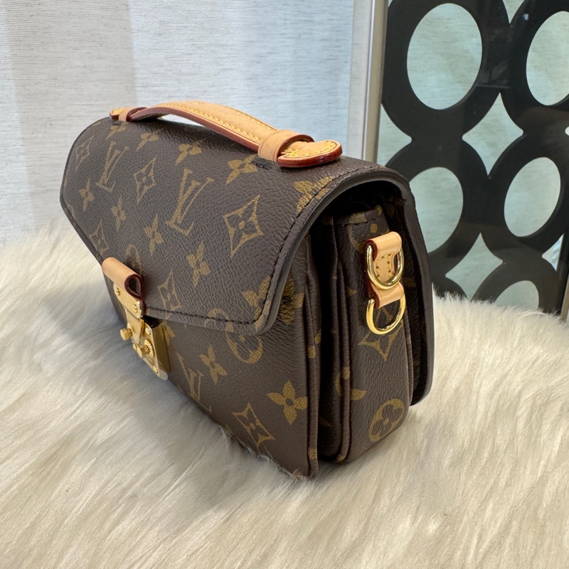 LV Pochette Metis East West 老花金釦小郵差包 手提肩斜背 晶片款-3