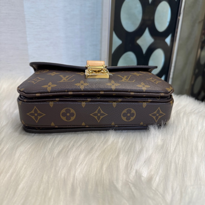 LV Pochette Metis East West 老花金釦小郵差包 手提肩斜背 晶片款-4