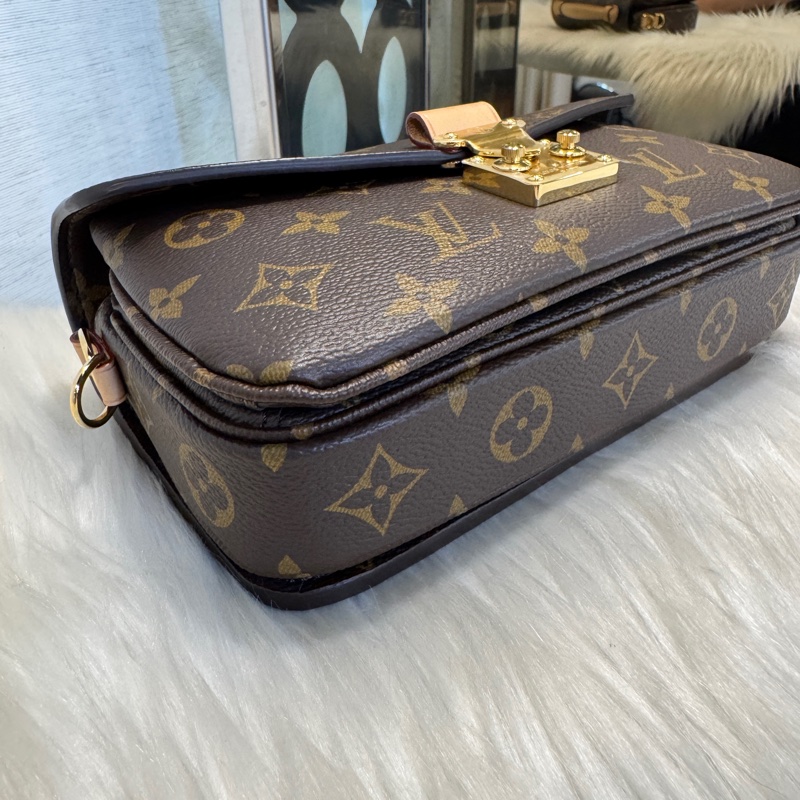 LV Pochette Metis East West 老花金釦小郵差包 手提肩斜背 晶片款-5