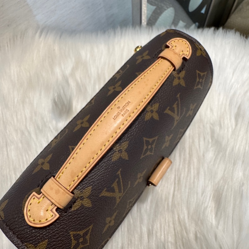 LV Pochette Metis East West 老花金釦小郵差包 手提肩斜背 晶片款-8