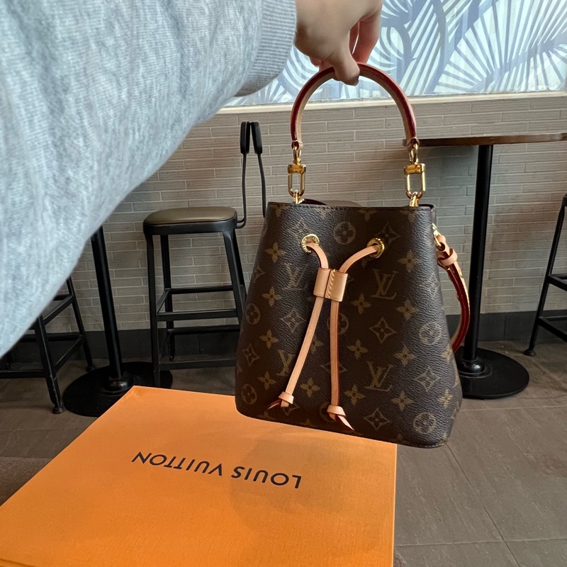 📢 全新 讓亞洲女孩愛不釋手的斷貨王❤️Louis Vuitton Néonoé BB新款老花水桶包晶片款 正品-2