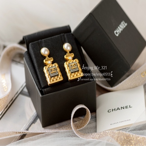 《CHANEL香奈兒》A20A小香 金色 珍珠 經典香水瓶設計 水鑽 耳釘/針式耳環/耳夾/稀有