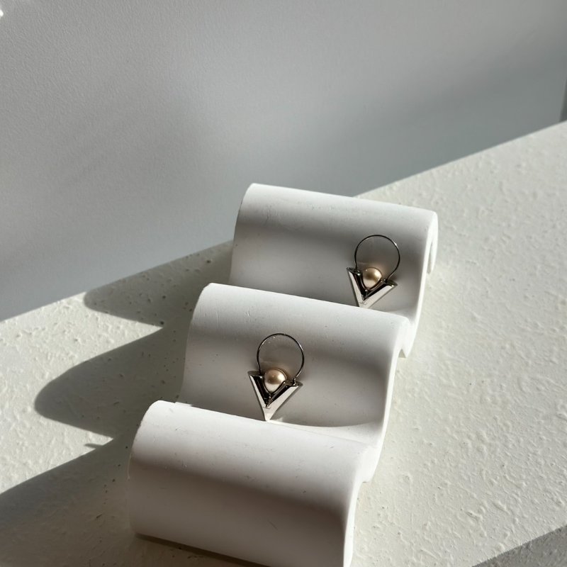 LOUIS VUITTON 經典V字鑲珍珠耳環-0