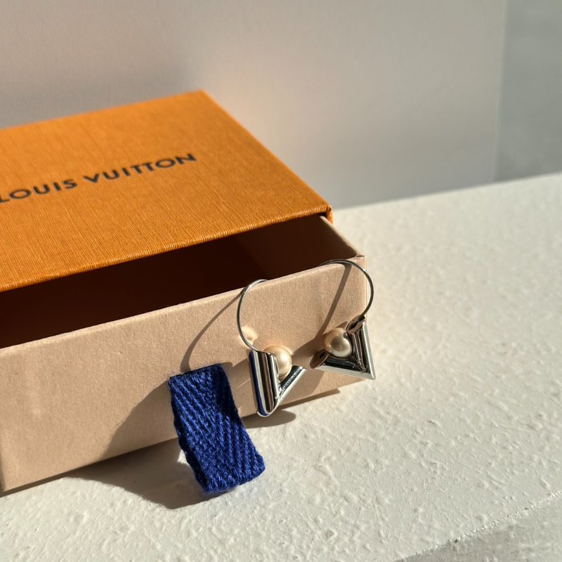 LOUIS VUITTON 經典V字鑲珍珠耳環-4