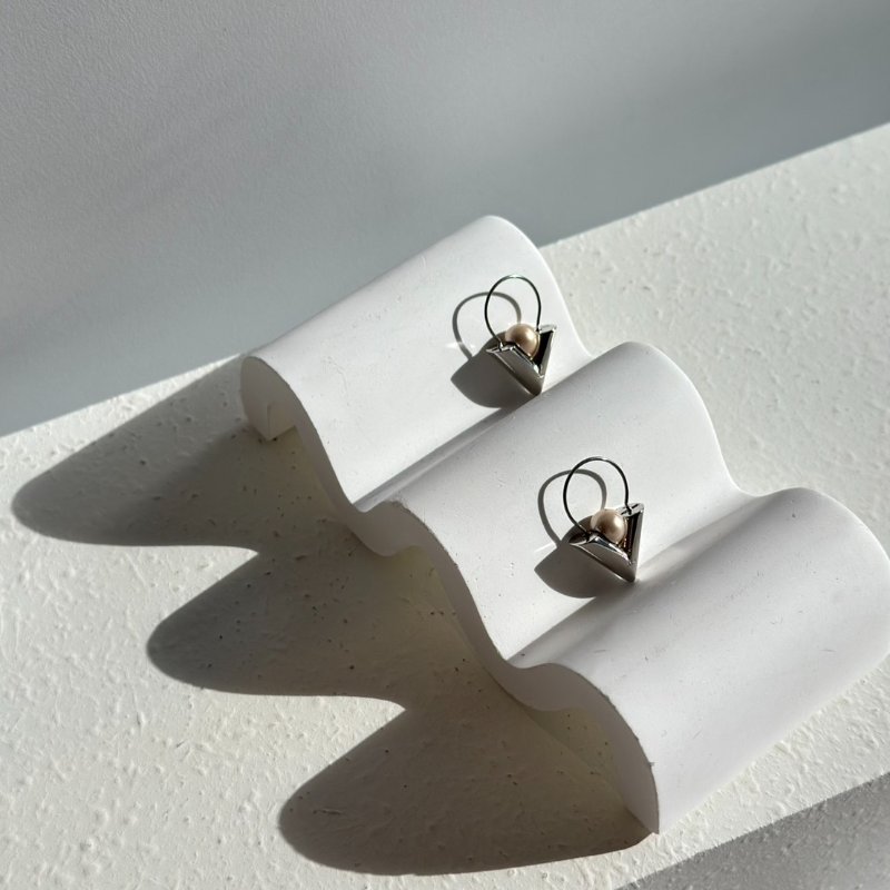 LOUIS VUITTON 經典V字鑲珍珠耳環-5