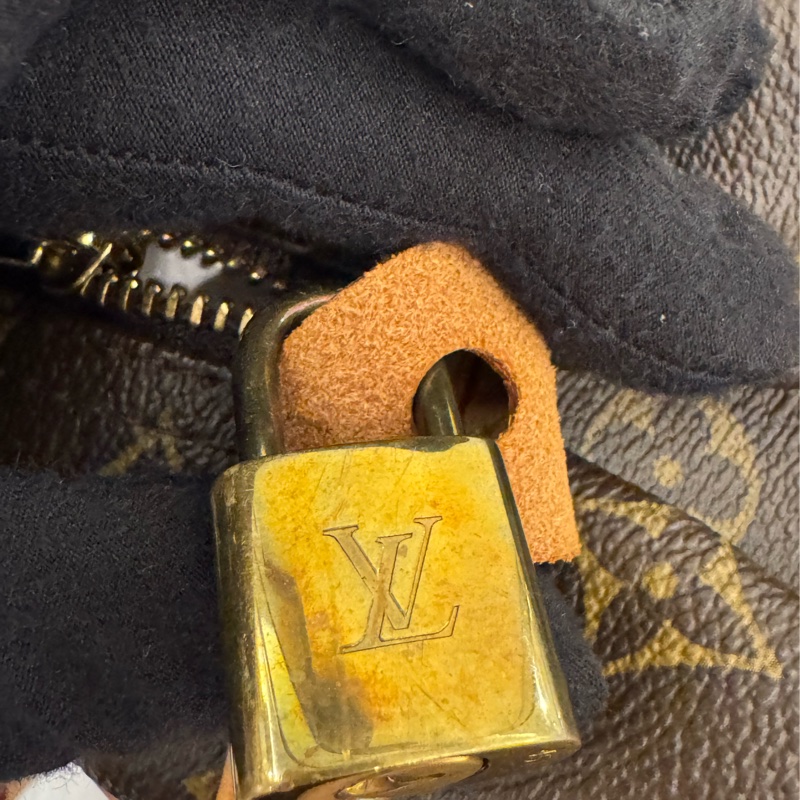 LV前小金牌半圓保齡球包-42