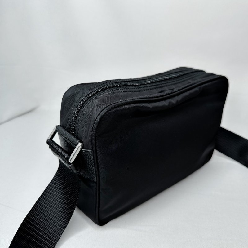 PRADA 三角標尼龍郵差相機包-5