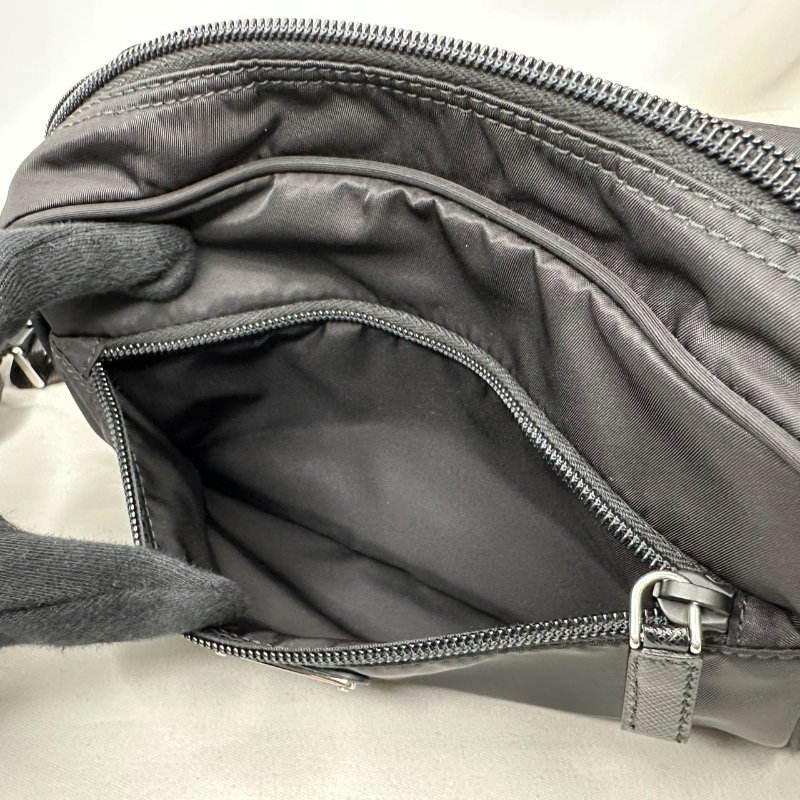 PRADA 三角標尼龍郵差相機包-7