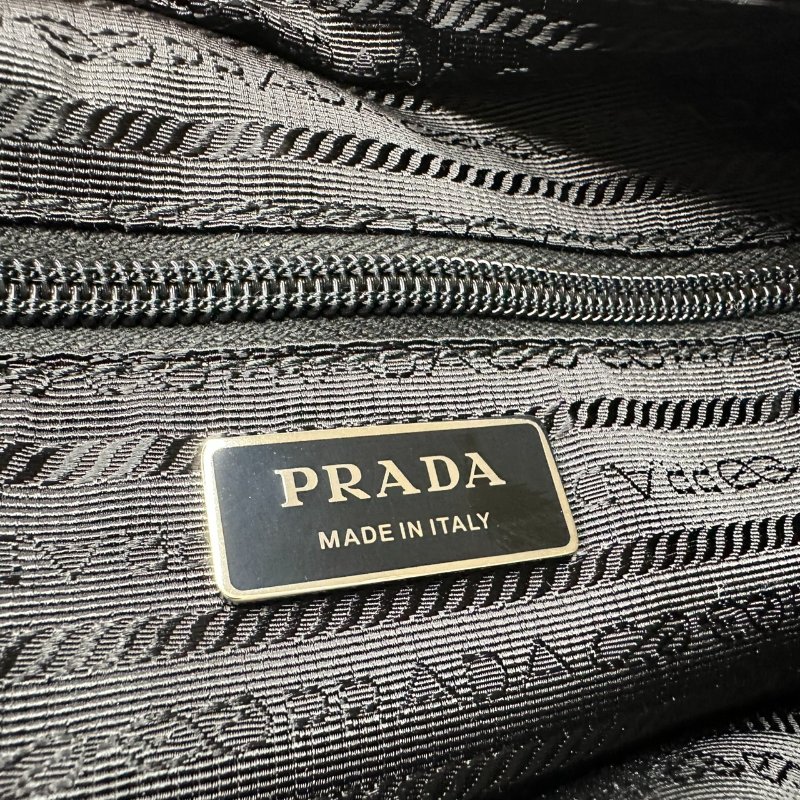 PRADA 三角標尼龍郵差相機包-10