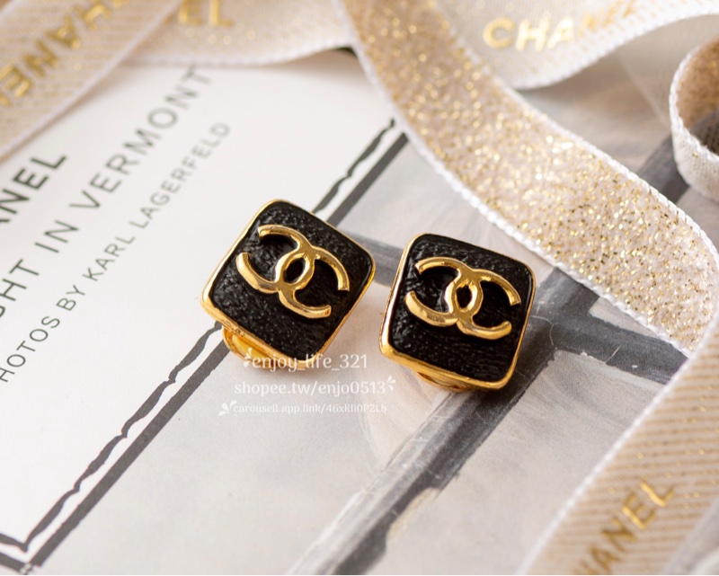 《CHANEL香奈兒》vintage古董老香 coco立體大Logo金色 黑色 皮革感 時尚 復古 夾式 方塊 方糖耳環-0